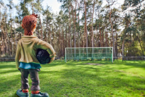 Symbolbild Lockdown, Diorama, Miniatur, Fußballtor vor Waldstück, einsamer Junge mit Ball Symbolbild Lockdown, Diorama, Miniatur, Fußballtor vor Waldstück, einsamer Junge mit Ball